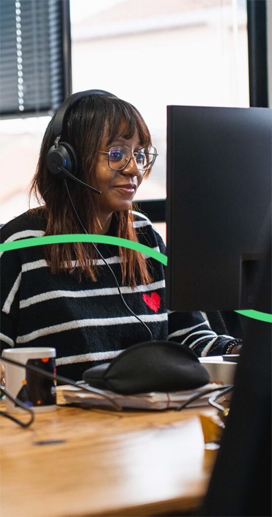 Femme en train de travailler sur un ordinateur dans l'espace At Home Médéric