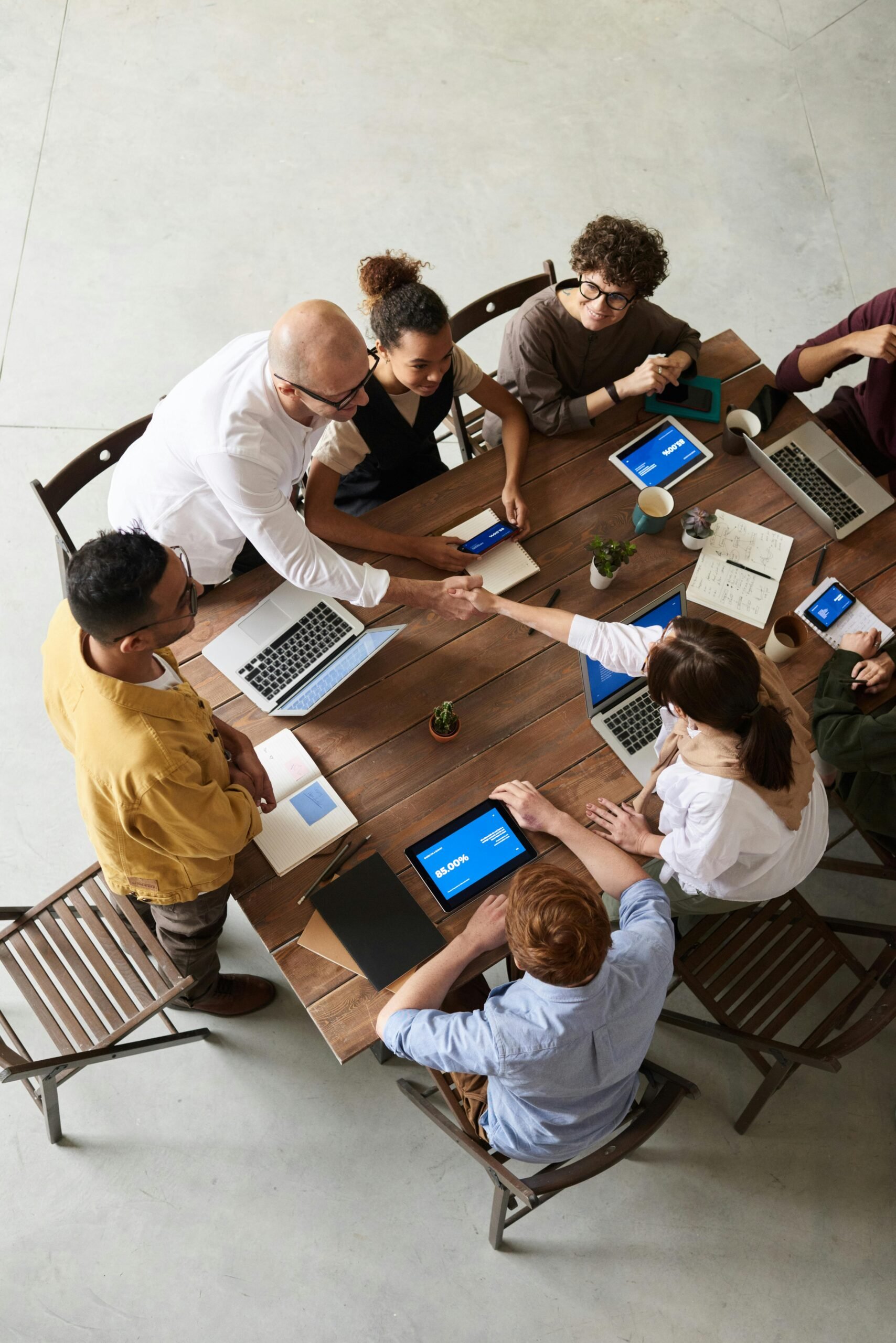 groupe de personnes travaillant ensemble